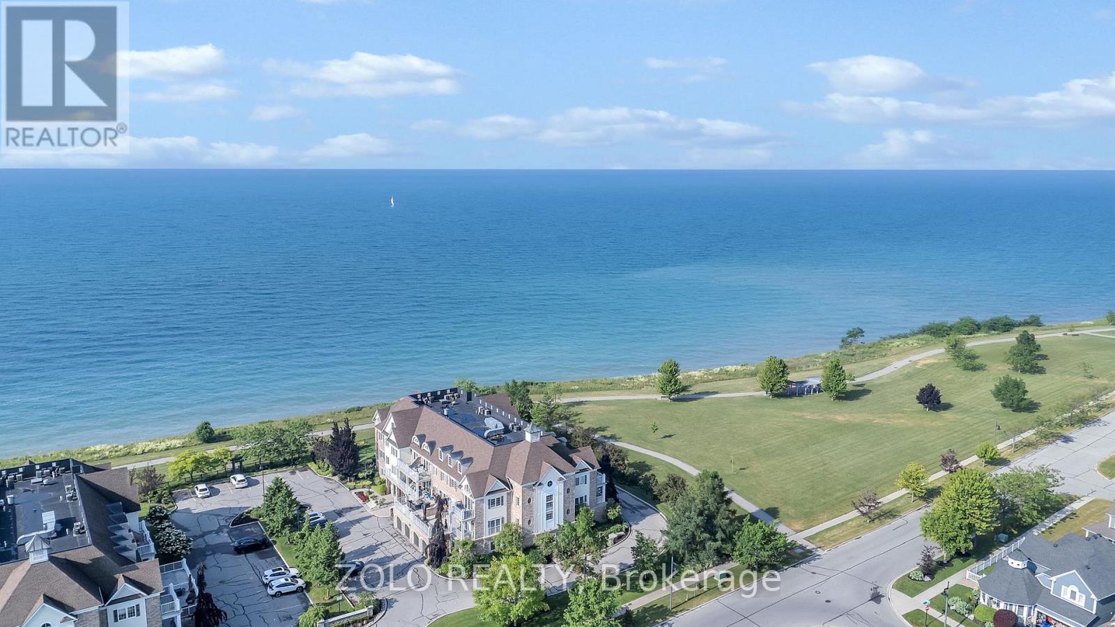 Photo 4 of 301 395 Lakebreeze Drive, Clarington ON
