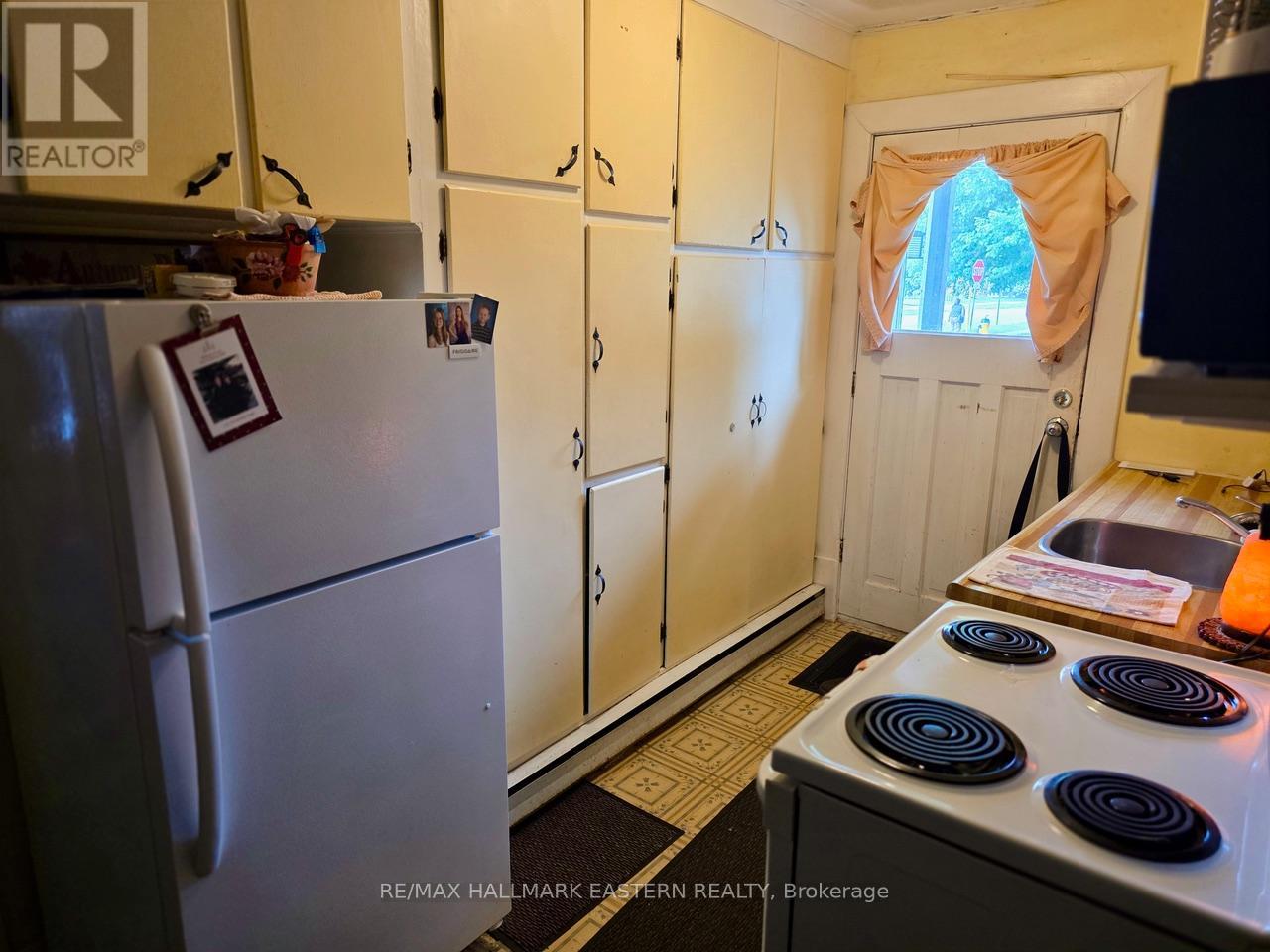 Photo 18 of 822 St Marys Street, Peterborough Central ON