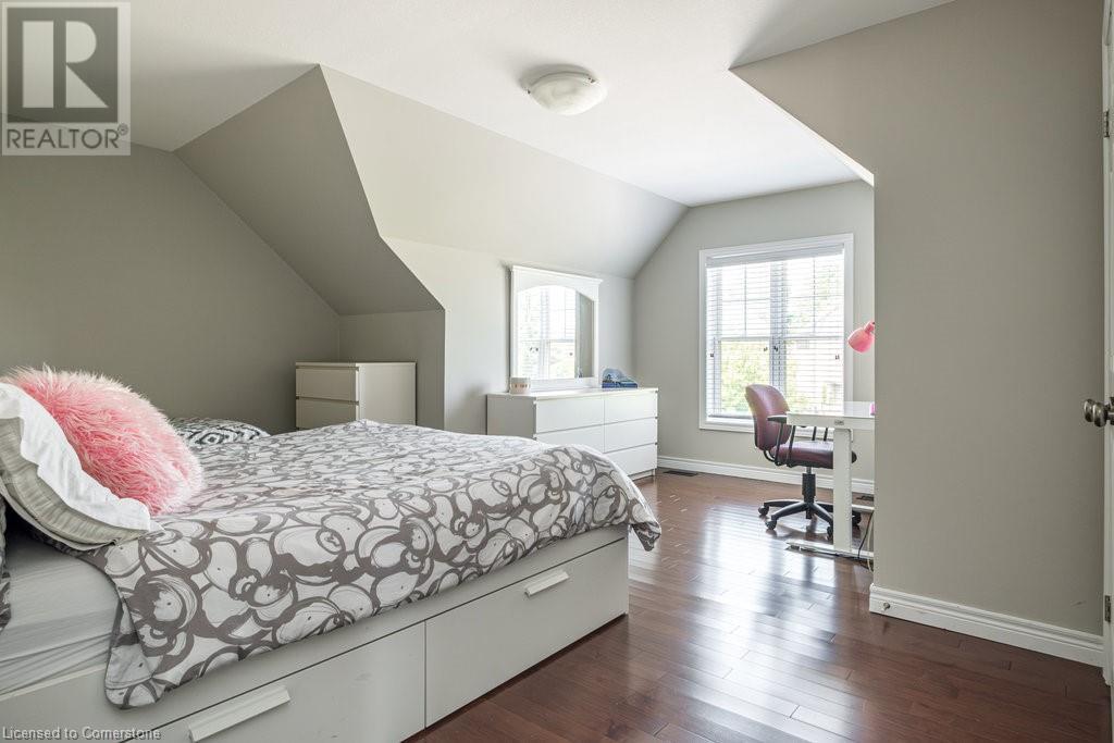 Photo 26 of 35 Butternut Grove Lane, Ancaster ON