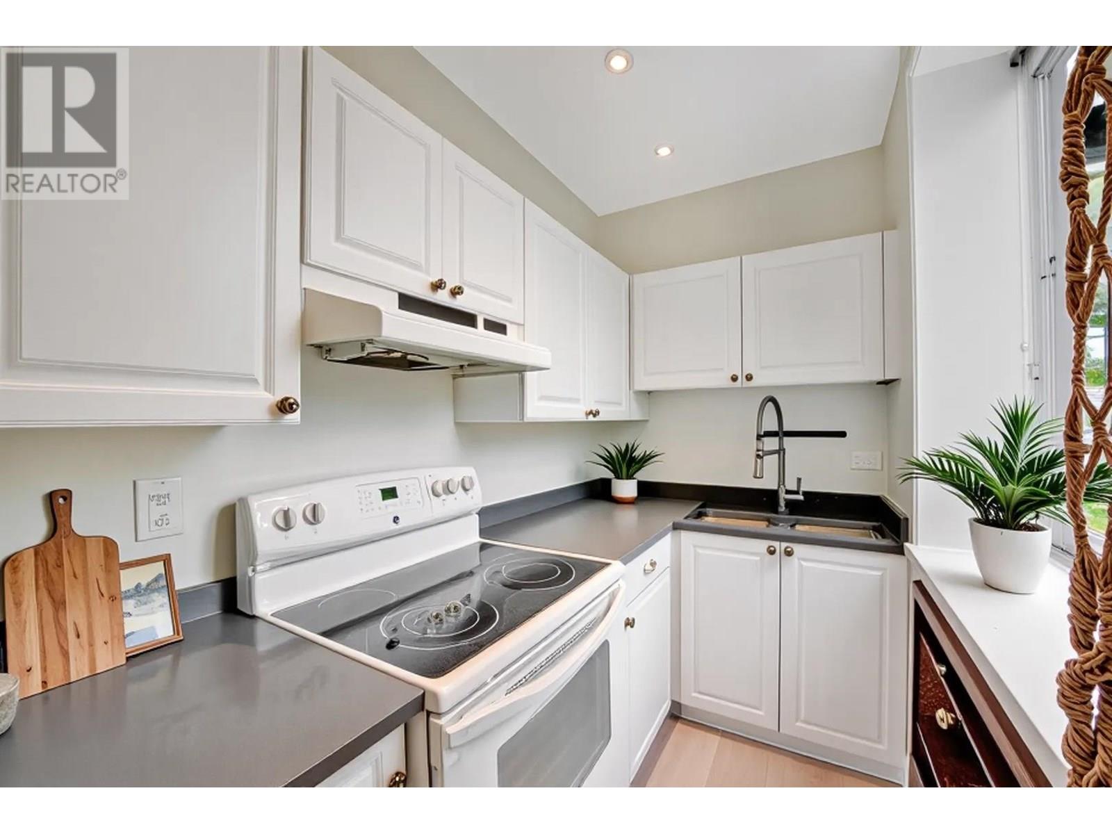Photo 4 of 701 233 Abbott Street, Vancouver BC