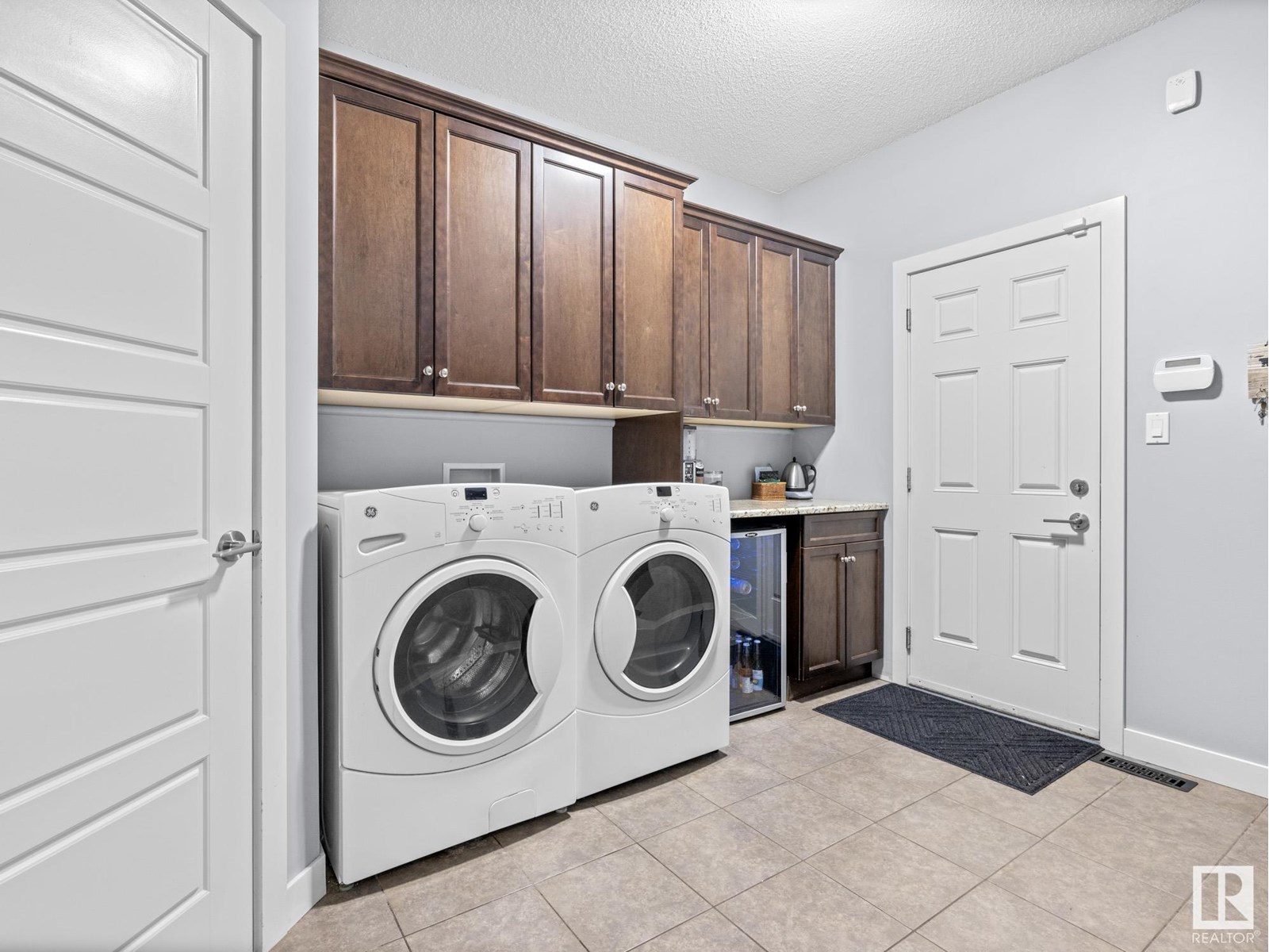Photo 5 of 5936 208 St Nw, Edmonton AB