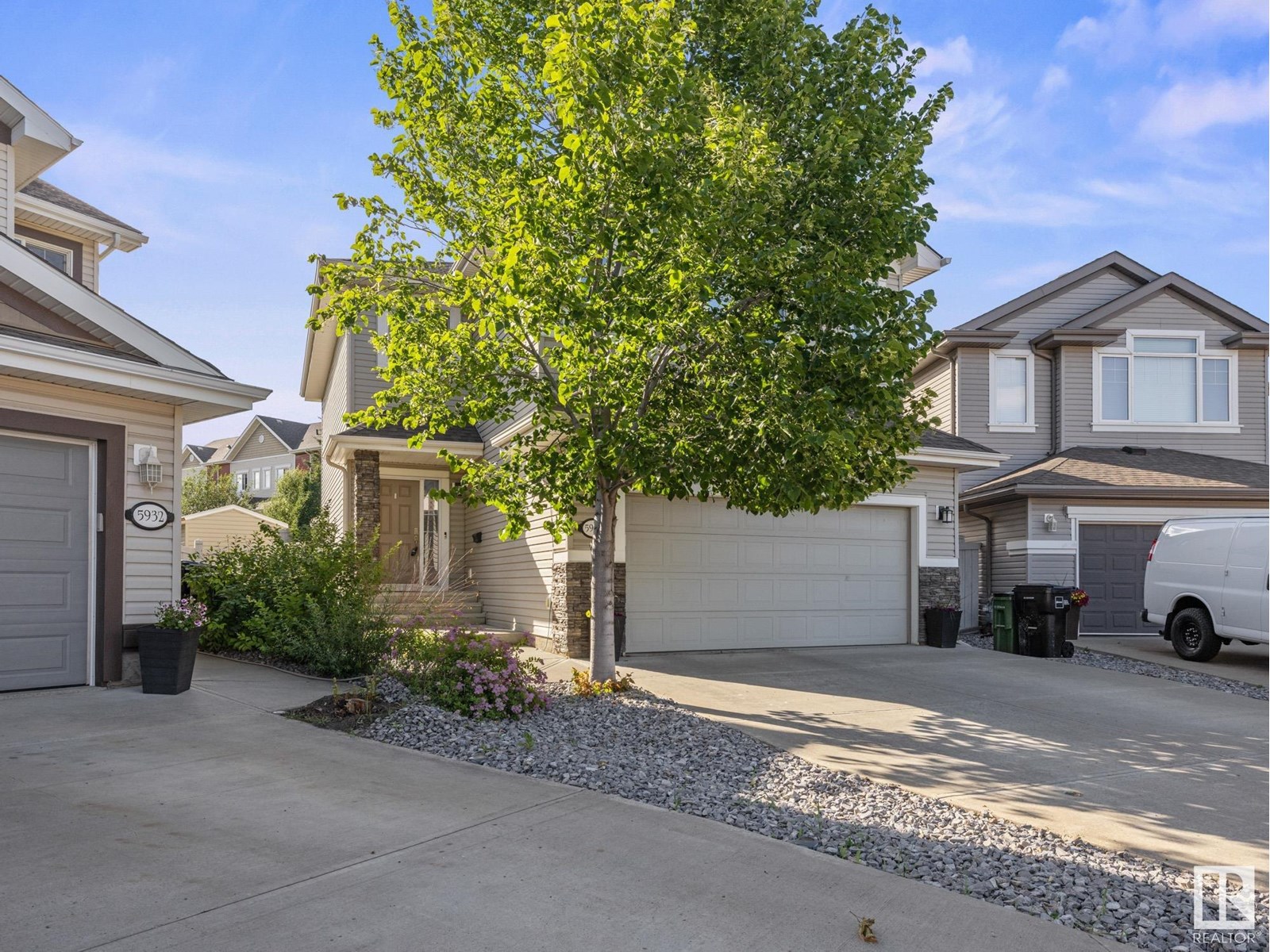 Photo 9 of 5936 208 St Nw, Edmonton AB