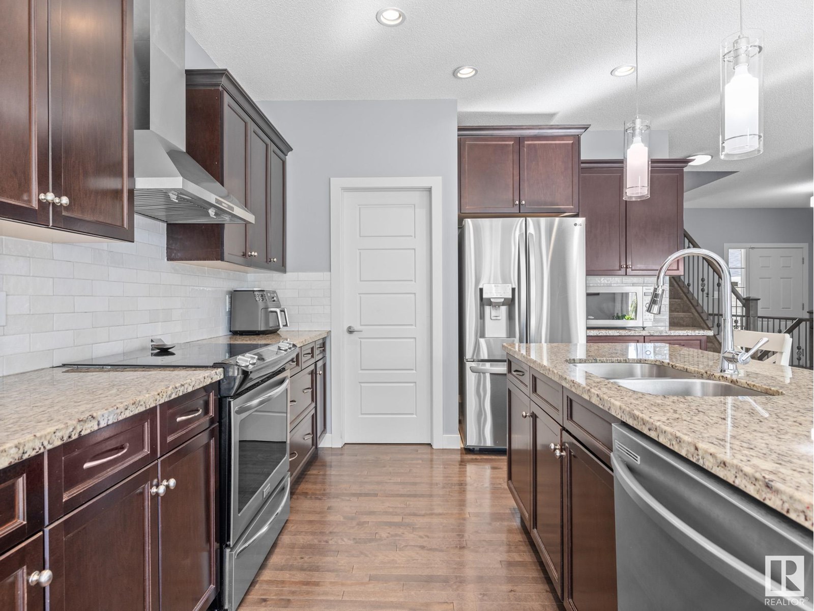 Photo 31 of 5936 208 St Nw, Edmonton AB