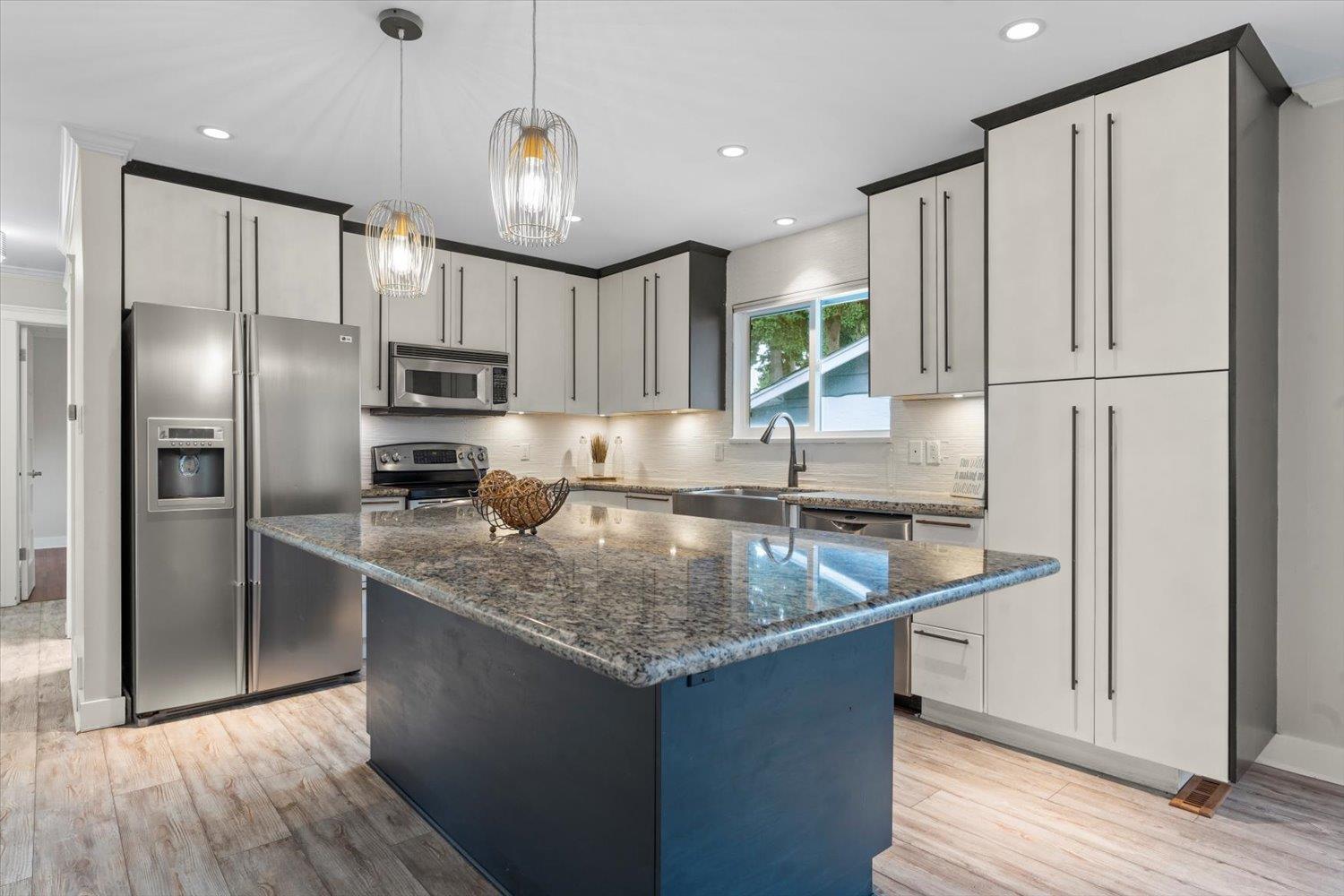 13950 BLACKBURN AVENUE, White Rock
