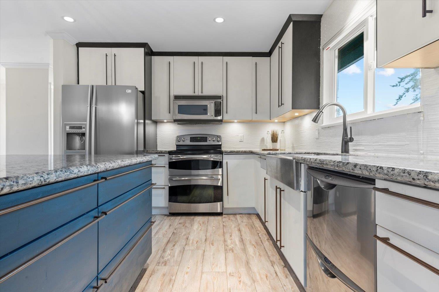 13950 BLACKBURN AVENUE, White Rock