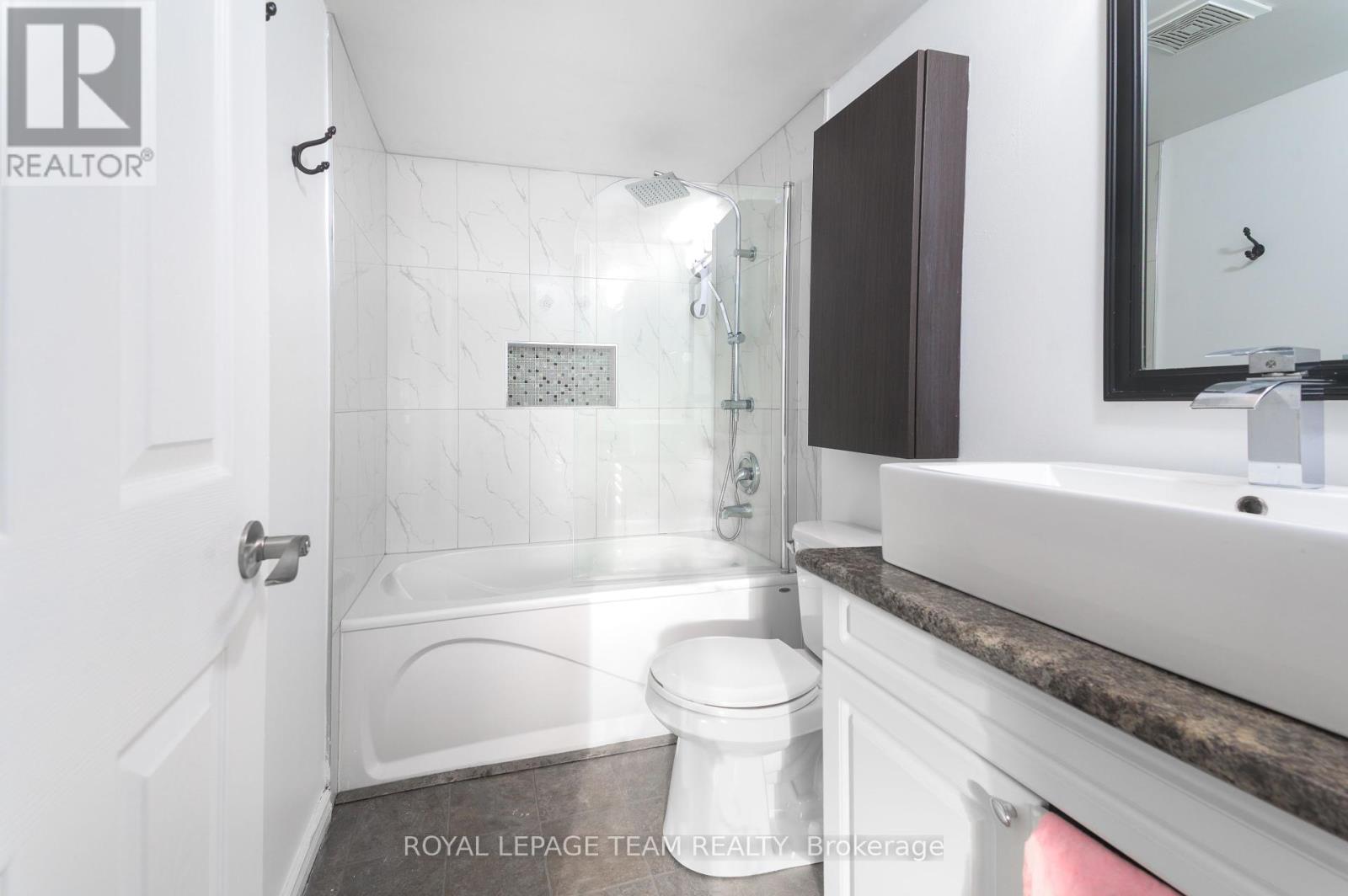 Photo 5 of 204 266 Lorry Greenberg Drive, Ottawa ON