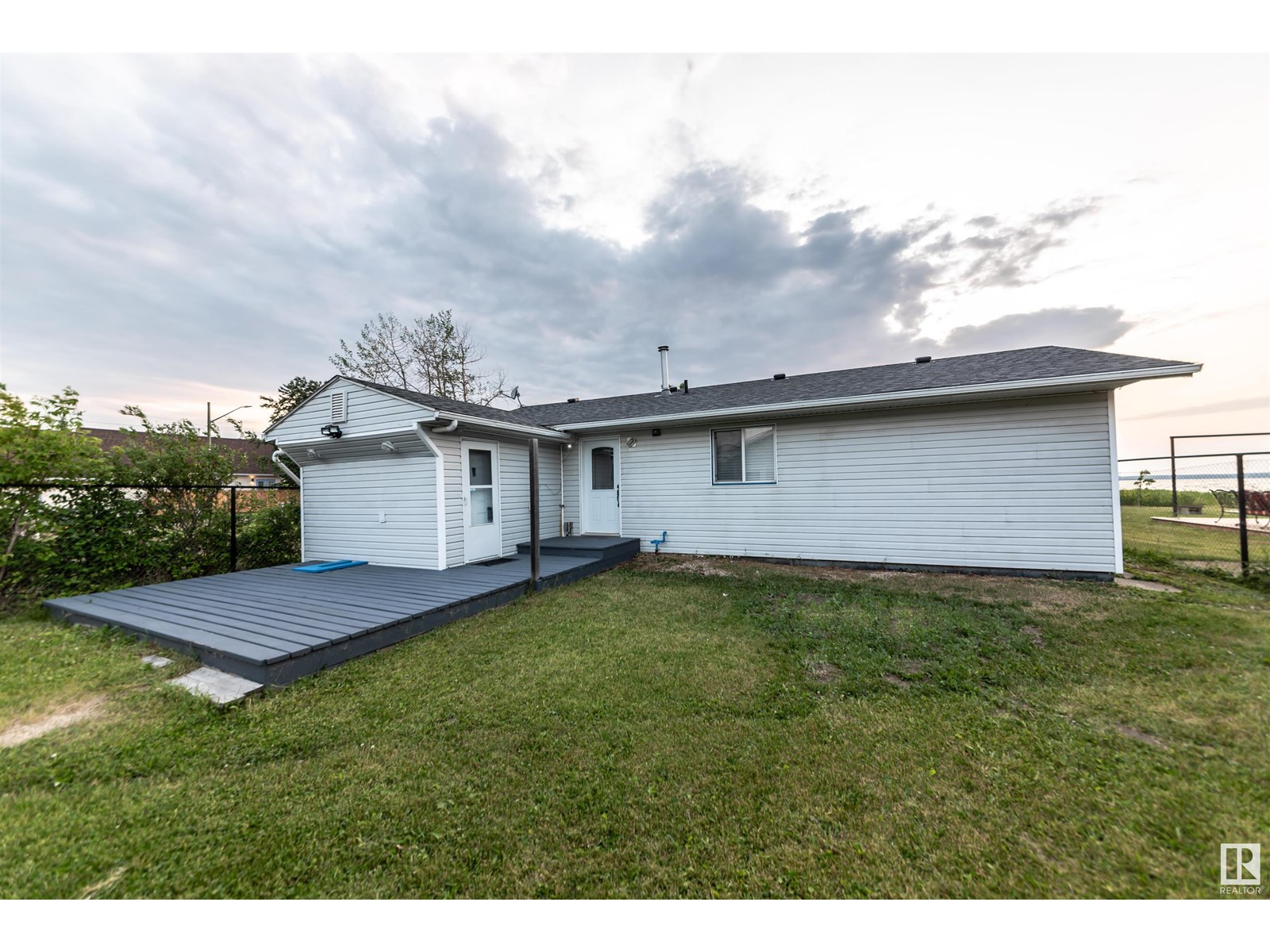 Photo 8 of 5036 50 Av, Rural Lac Ste Anne County AB