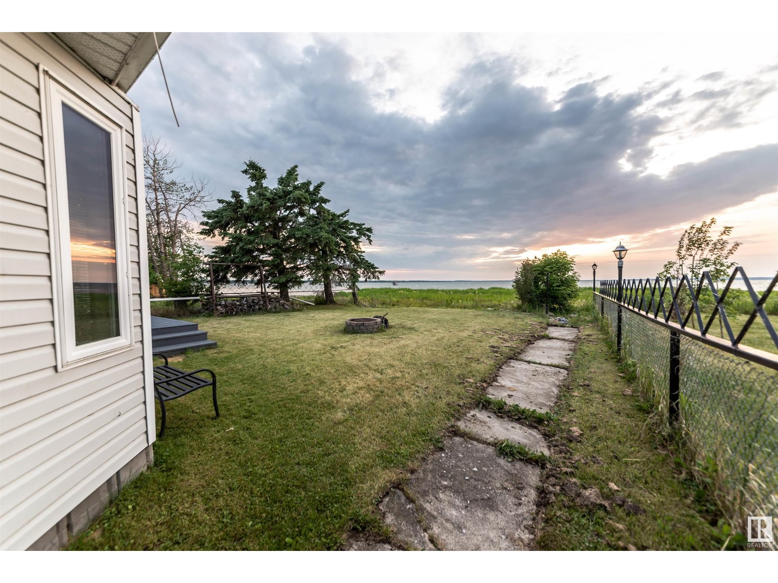 Photo 9 of 5036 50 Av, Rural Lac Ste Anne County AB
