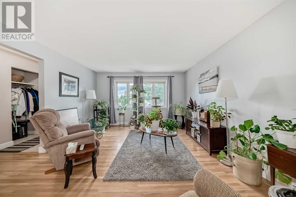 Photo 6 of 1004 Hunterston Hill Nw, Calgary AB