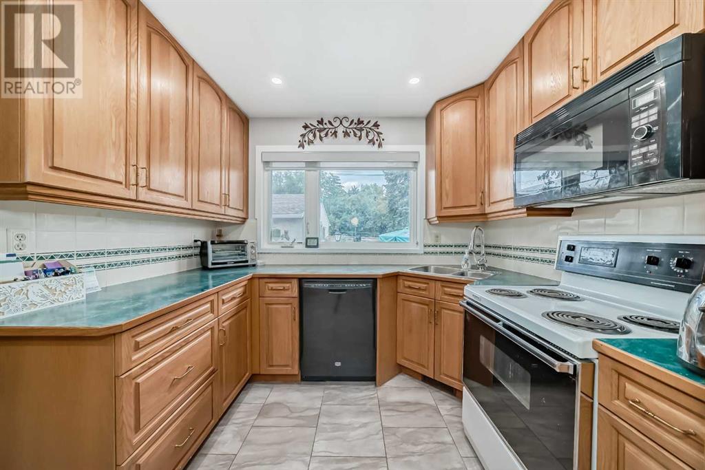 Photo 10 of 1004 Hunterston Hill Nw, Calgary AB