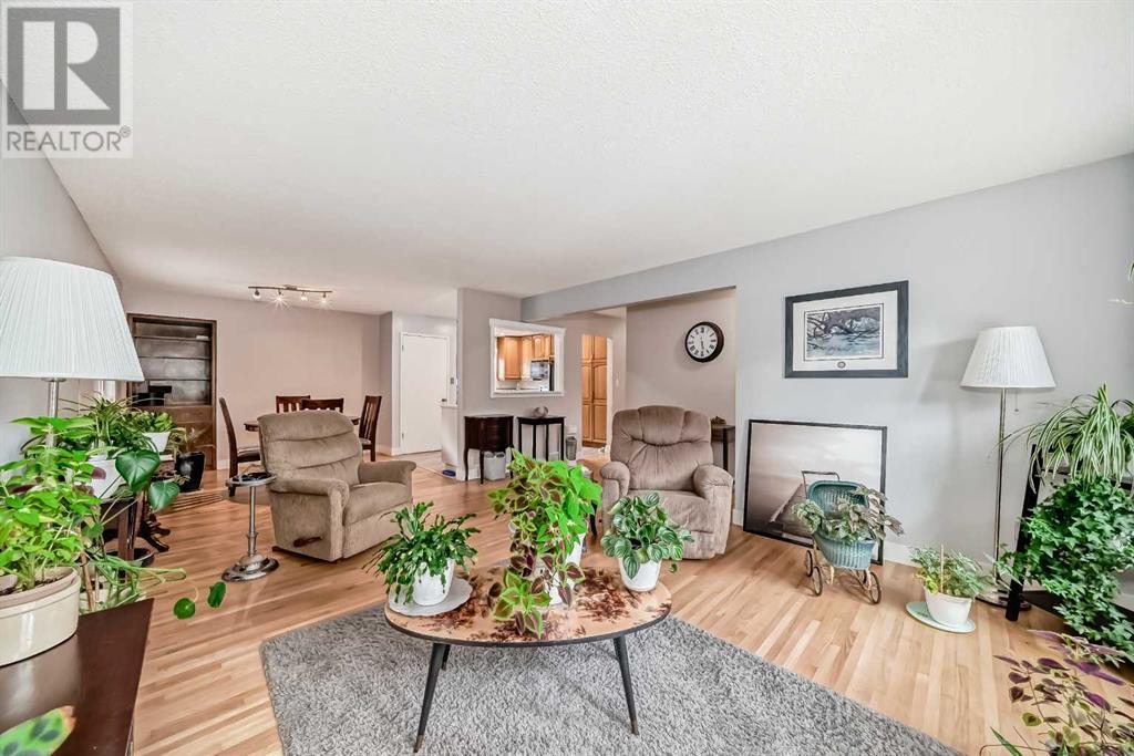 Photo 8 of 1004 Hunterston Hill Nw, Calgary AB