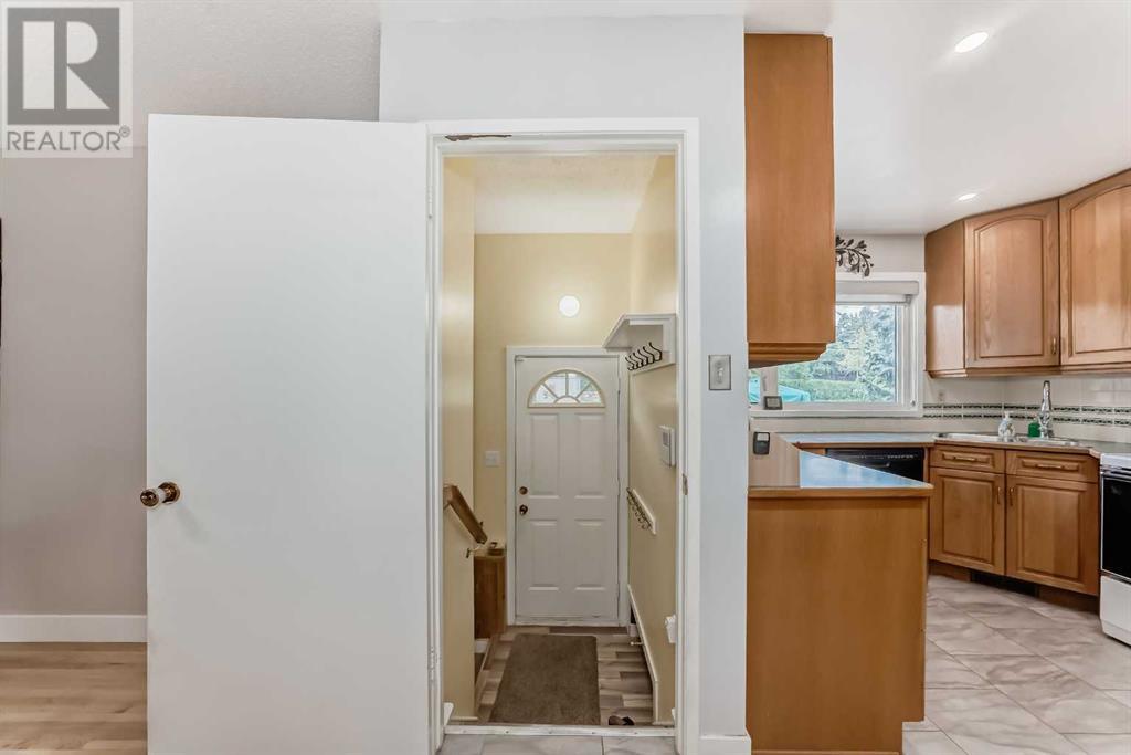 Photo 24 of 1004 Hunterston Hill Nw, Calgary AB