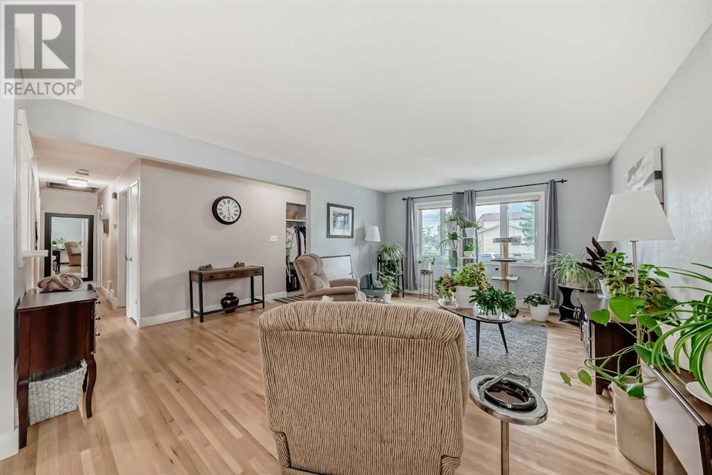 Photo 7 of 1004 Hunterston Hill Nw, Calgary AB