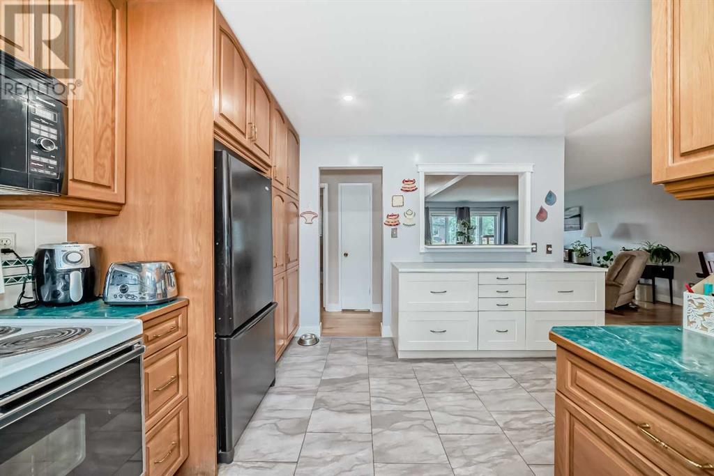 Photo 13 of 1004 Hunterston Hill Nw, Calgary AB