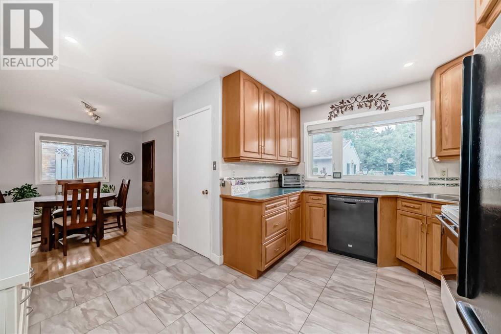 Photo 12 of 1004 Hunterston Hill Nw, Calgary AB