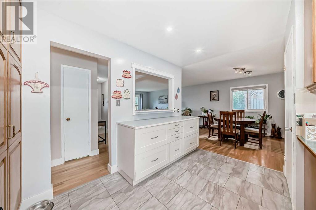 Photo 14 of 1004 Hunterston Hill Nw, Calgary AB