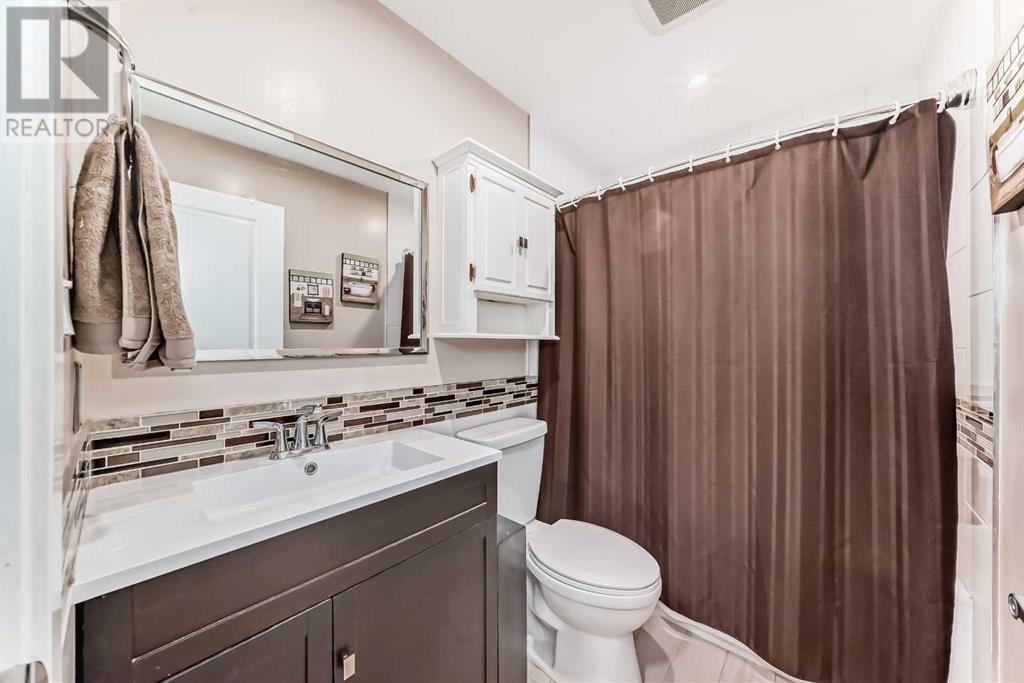 Photo 23 of 1004 Hunterston Hill Nw, Calgary AB