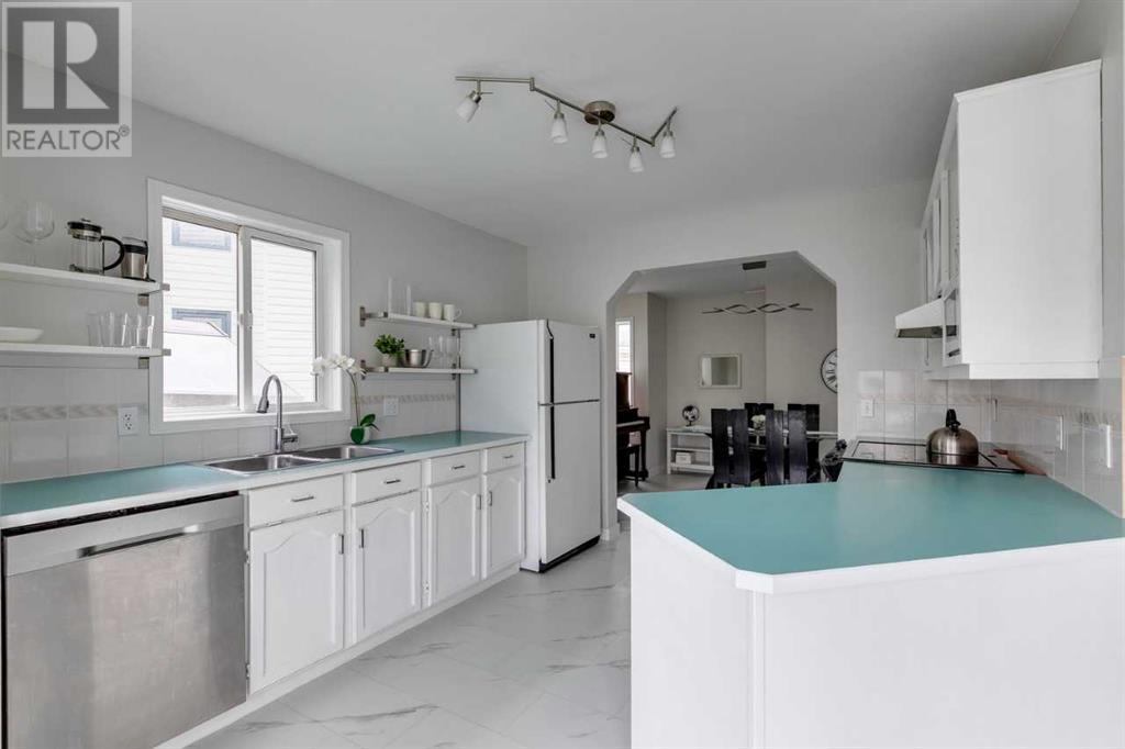 Single Family House for Sale in  Sierra Vista Terrace SW Signal Hill Calgary 
