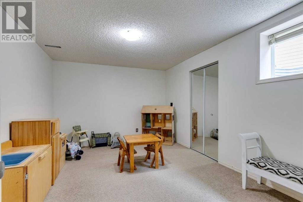 Single Family House for Sale in  Sierra Vista Terrace SW Signal Hill Calgary 