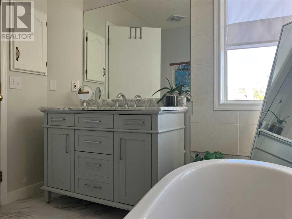 Single Family House for Sale in  Sierra Vista Terrace SW Signal Hill Calgary 