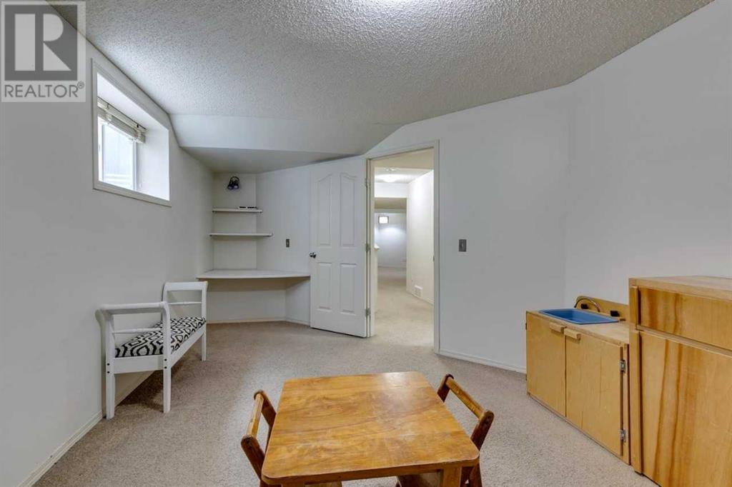 Single Family House for Sale in  Sierra Vista Terrace SW Signal Hill Calgary 