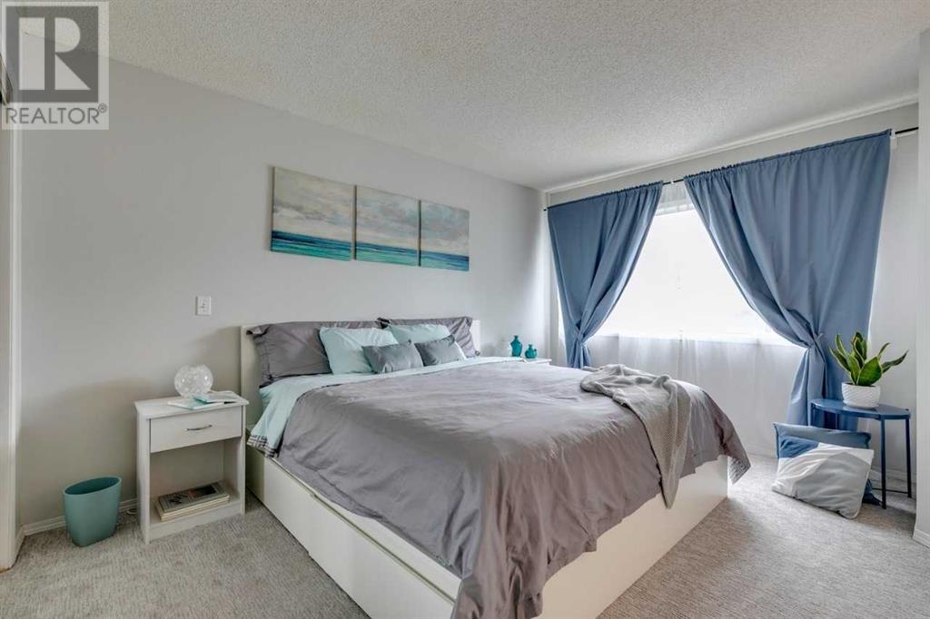 Single Family House for Sale in  Sierra Vista Terrace SW Signal Hill Calgary 