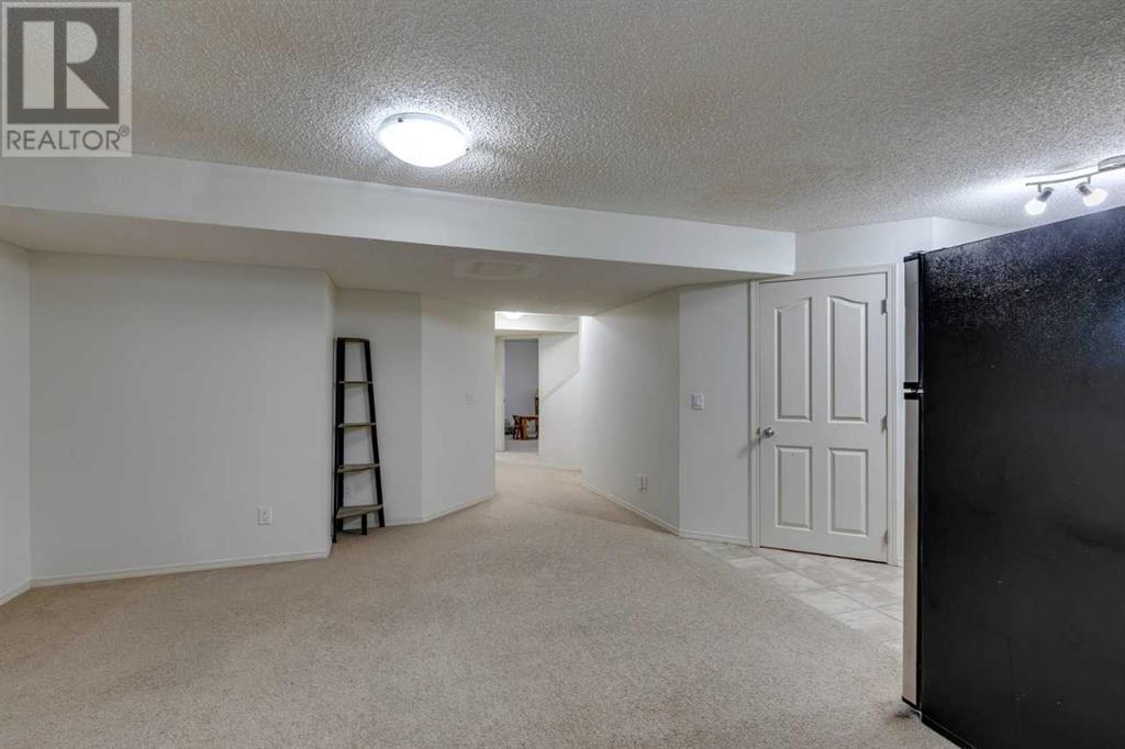Single Family House for Sale in  Sierra Vista Terrace SW Signal Hill Calgary 