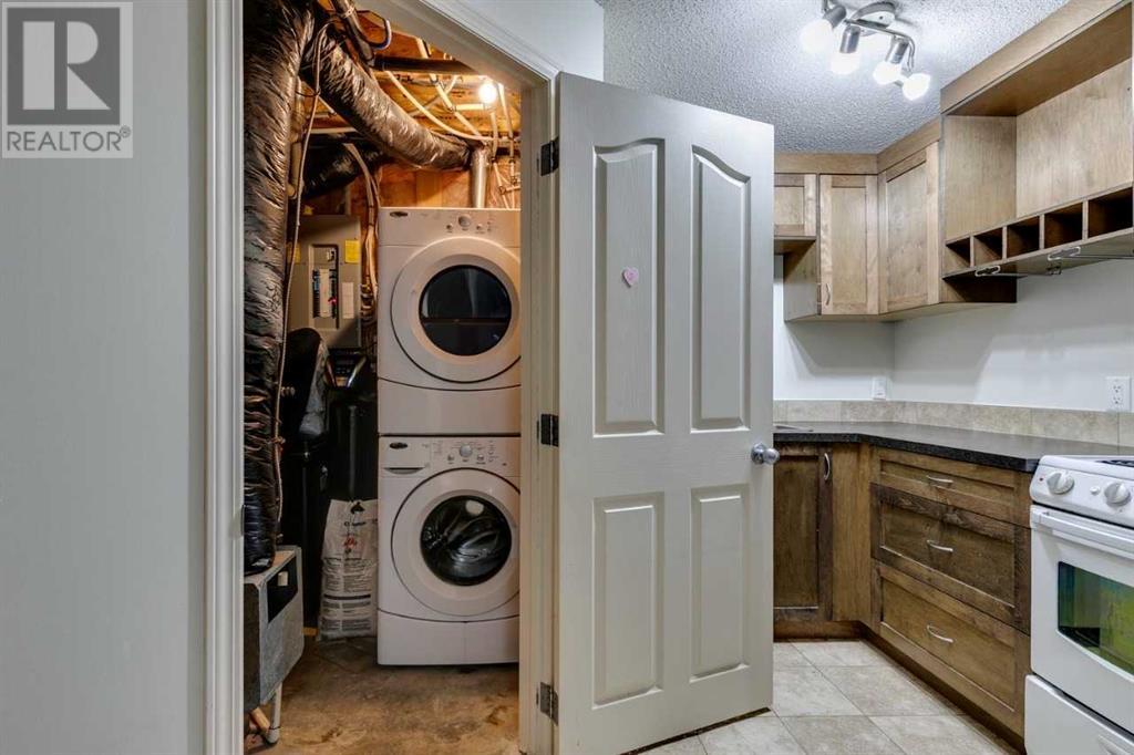 Single Family House for Sale in  Sierra Vista Terrace SW Signal Hill Calgary 