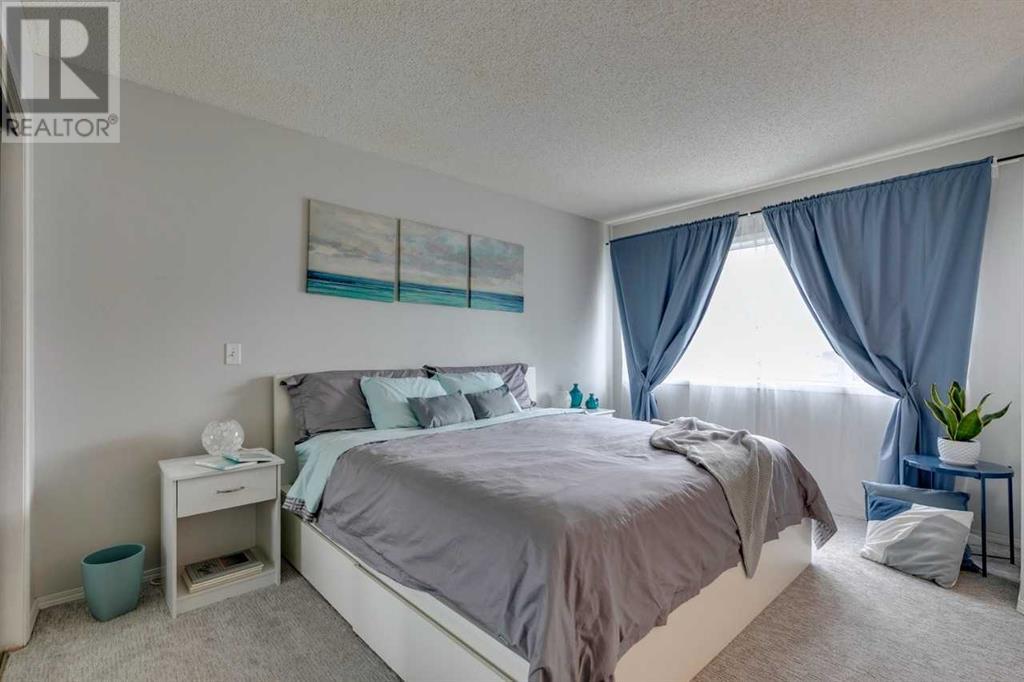 Single Family House for Sale in  Sierra Vista Terrace SW Signal Hill Calgary 