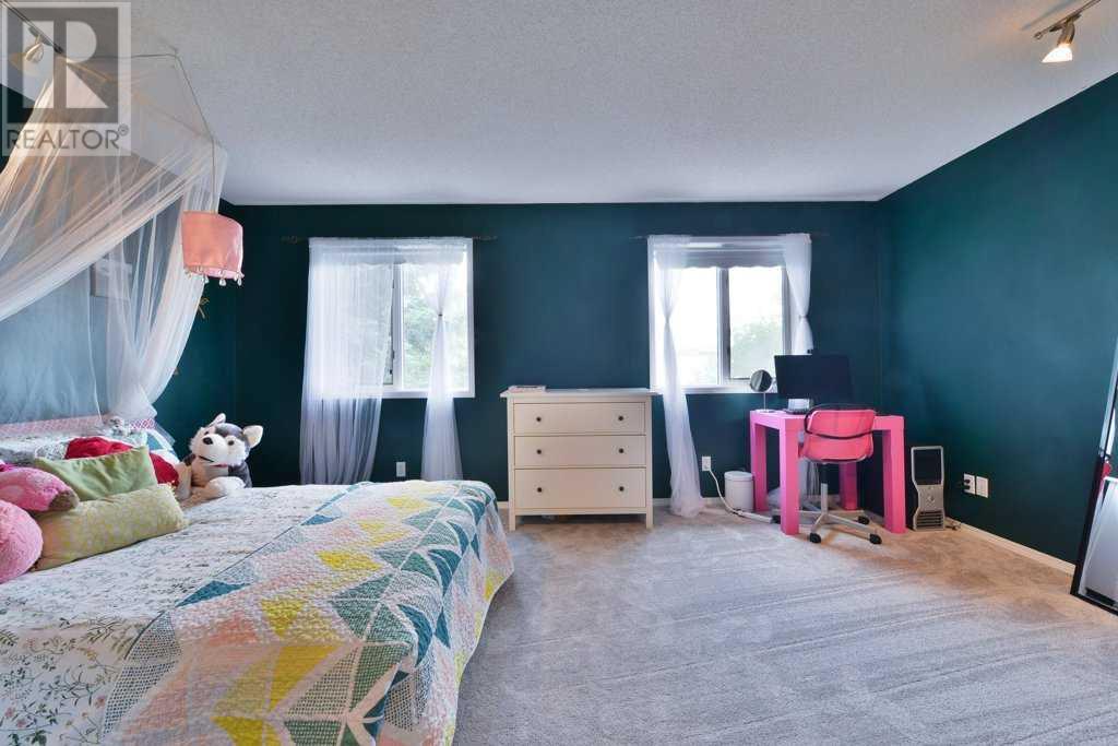Single Family House for Sale in  Sierra Morena Road SW Signal Hill Calgary 