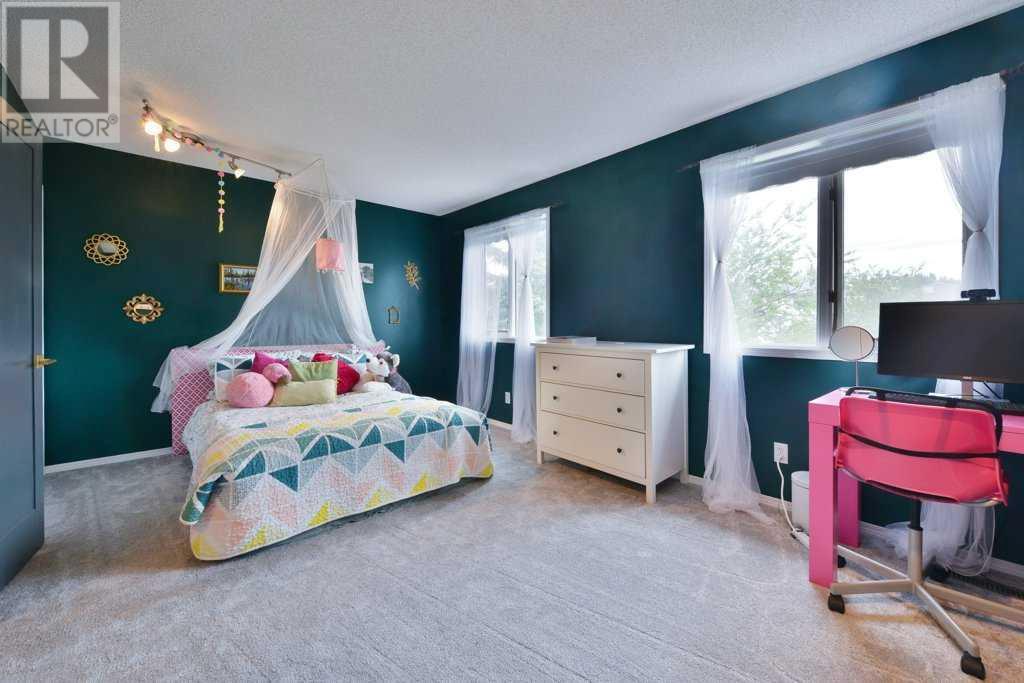 Single Family House for Sale in  Sierra Morena Road SW Signal Hill Calgary 