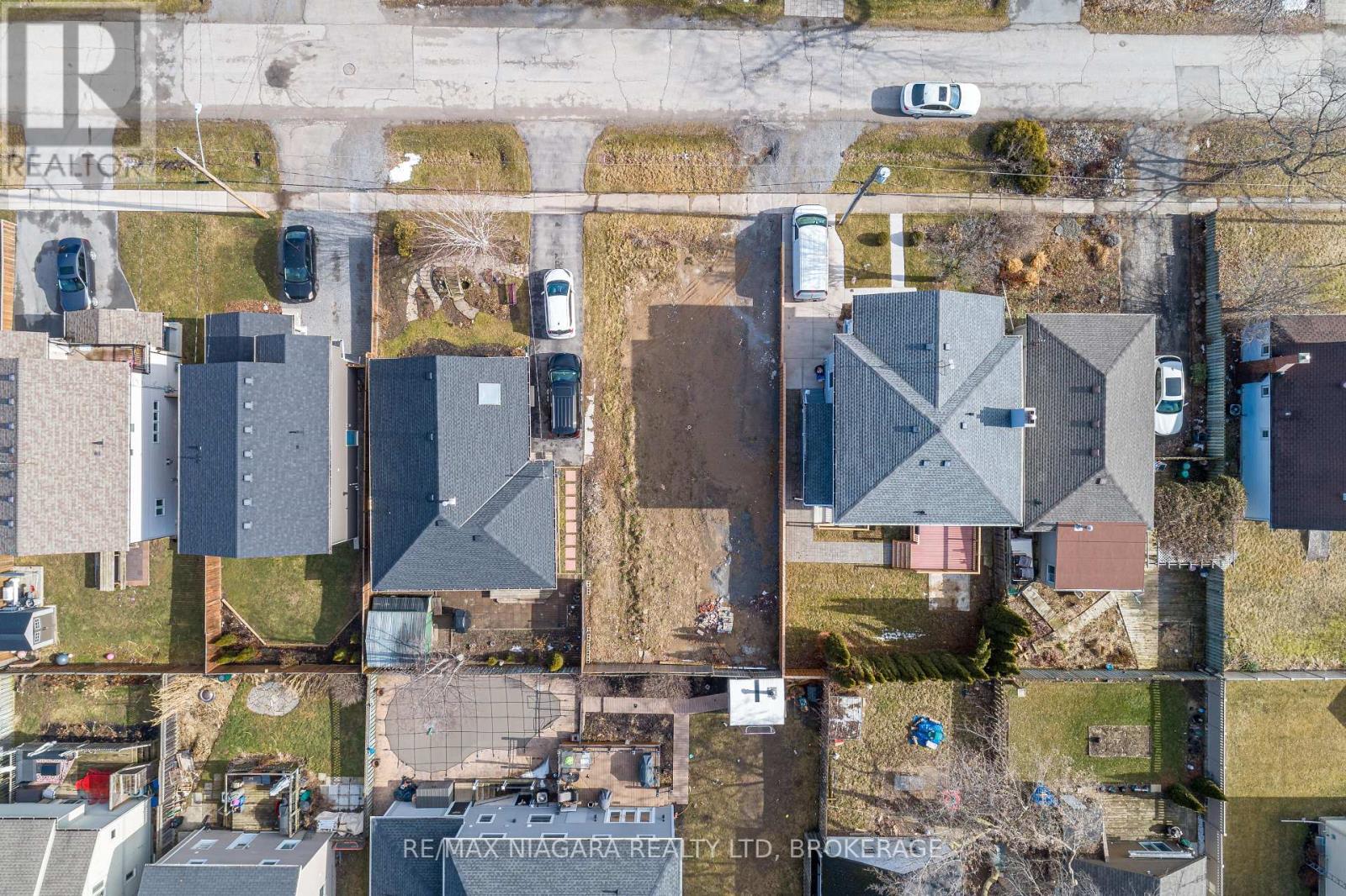 Photo 4 of 13 Shelley Avenue, St Catharines ON
