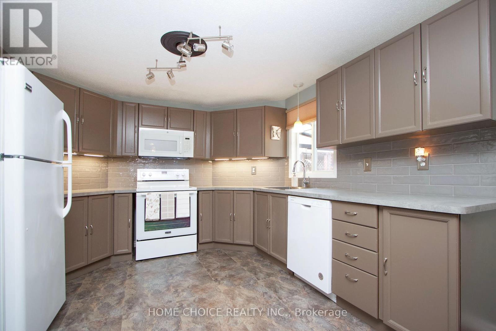 Photo 16 of 10 Eastbank Road, Clarington ON