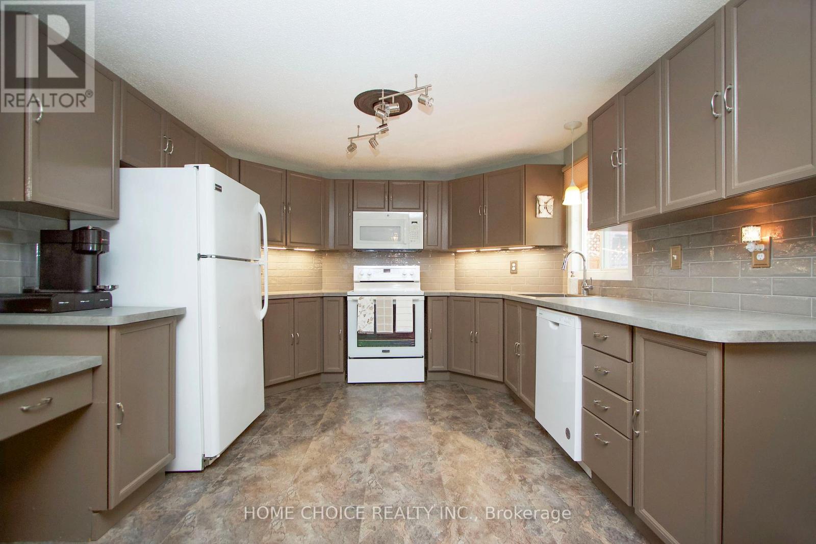 Photo 32 of 10 Eastbank Road, Clarington ON