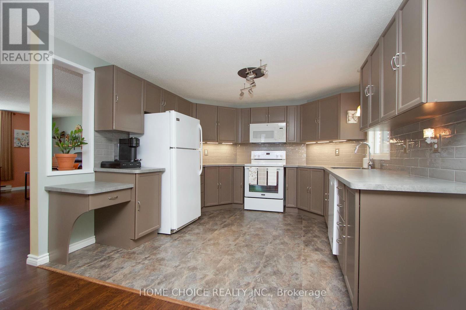 Photo 1 of 10 Eastbank Road, Clarington ON