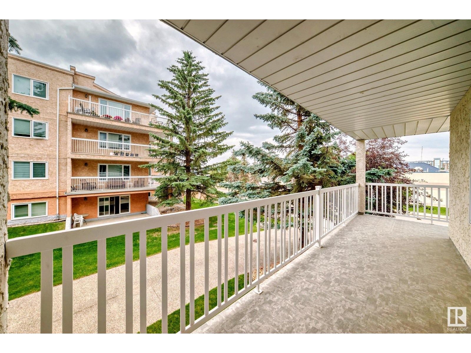 Photo 21 of 211 10915 21 Av Nw, Edmonton AB