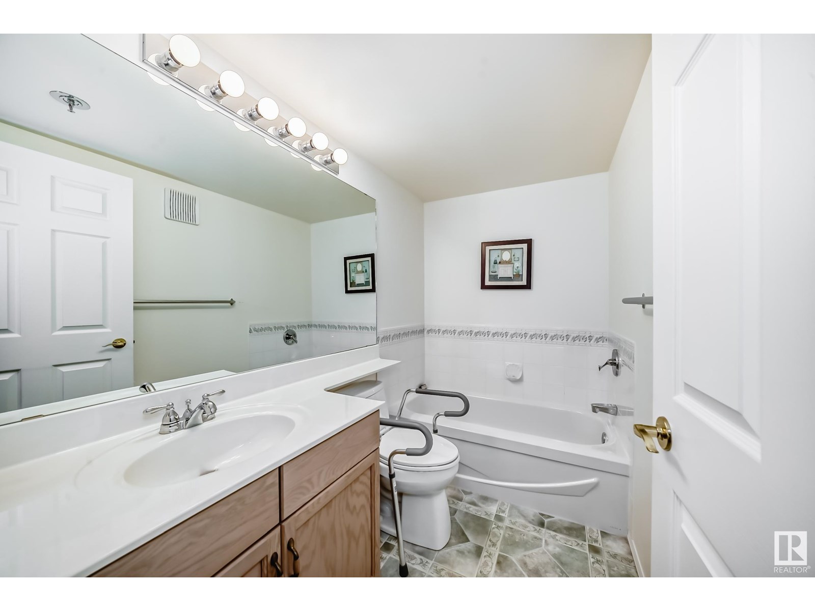 Photo 33 of 211 10915 21 Av Nw, Edmonton AB