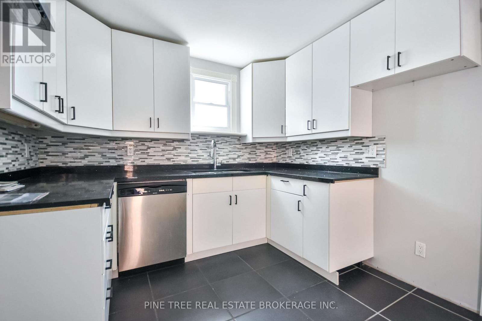 Photo 18 of 9 Sophia Street W, Barrie ON