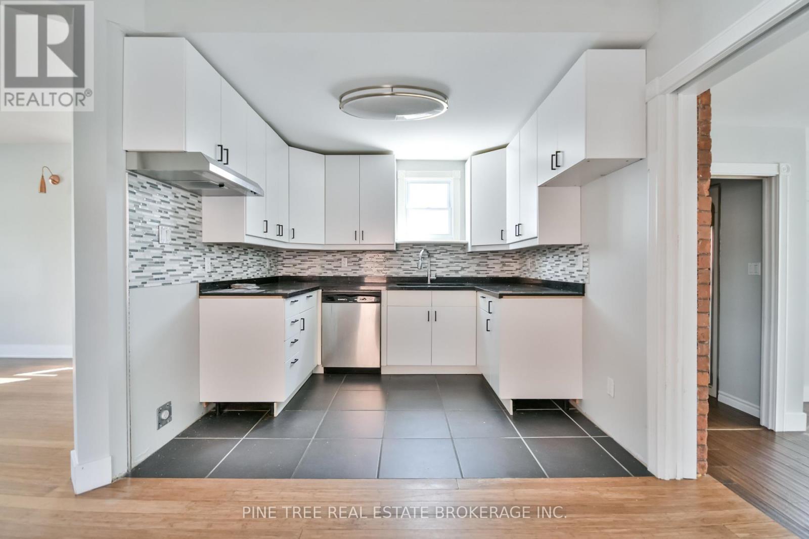 Photo 27 of 9 Sophia Street W, Barrie ON
