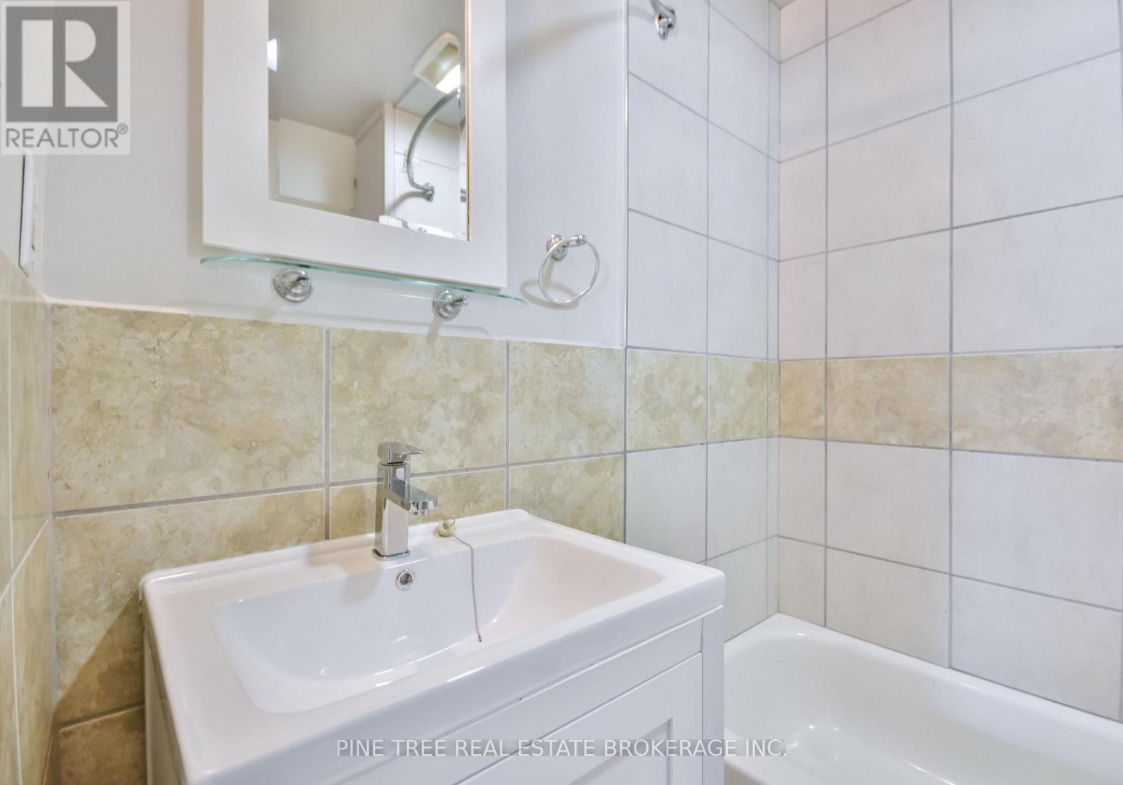 Photo 13 of 9 Sophia Street W, Barrie ON