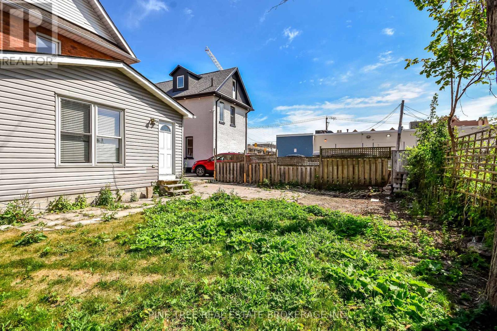 Photo 7 of 9 Sophia Street W, Barrie ON