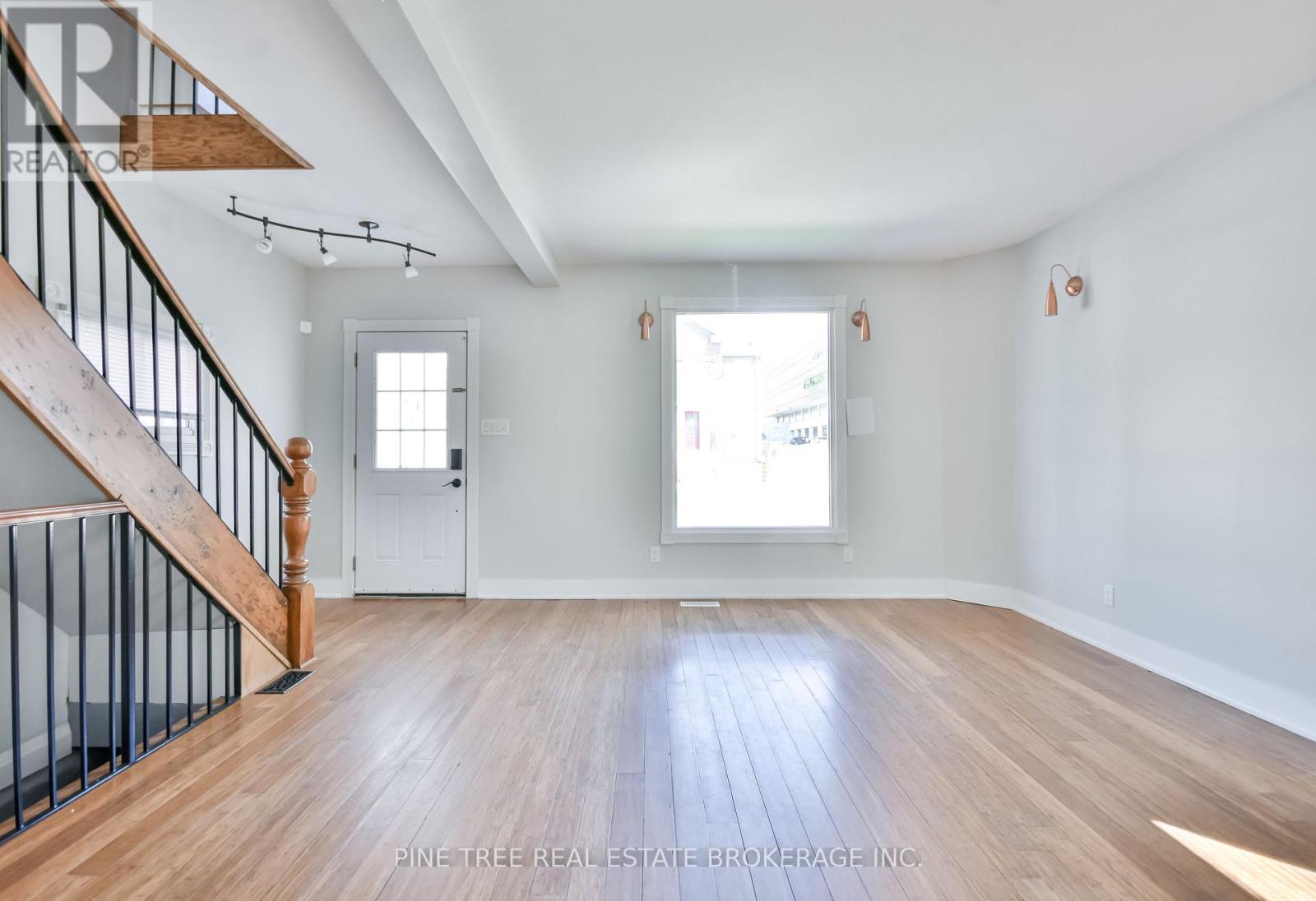 Photo 41 of 9 Sophia Street W, Barrie ON