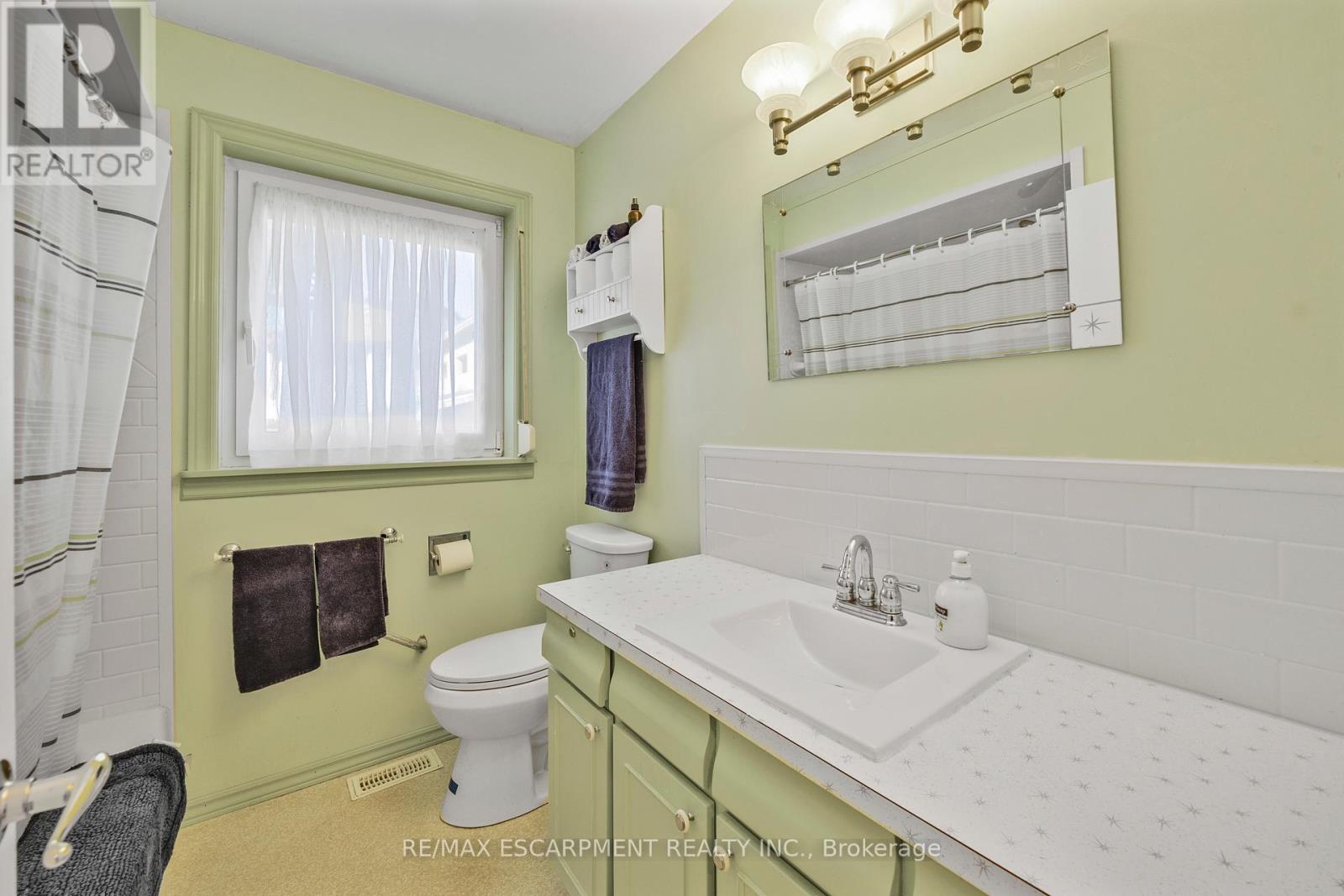 Photo 17 of 172 Old Ancaster Road N, Hamilton ON
