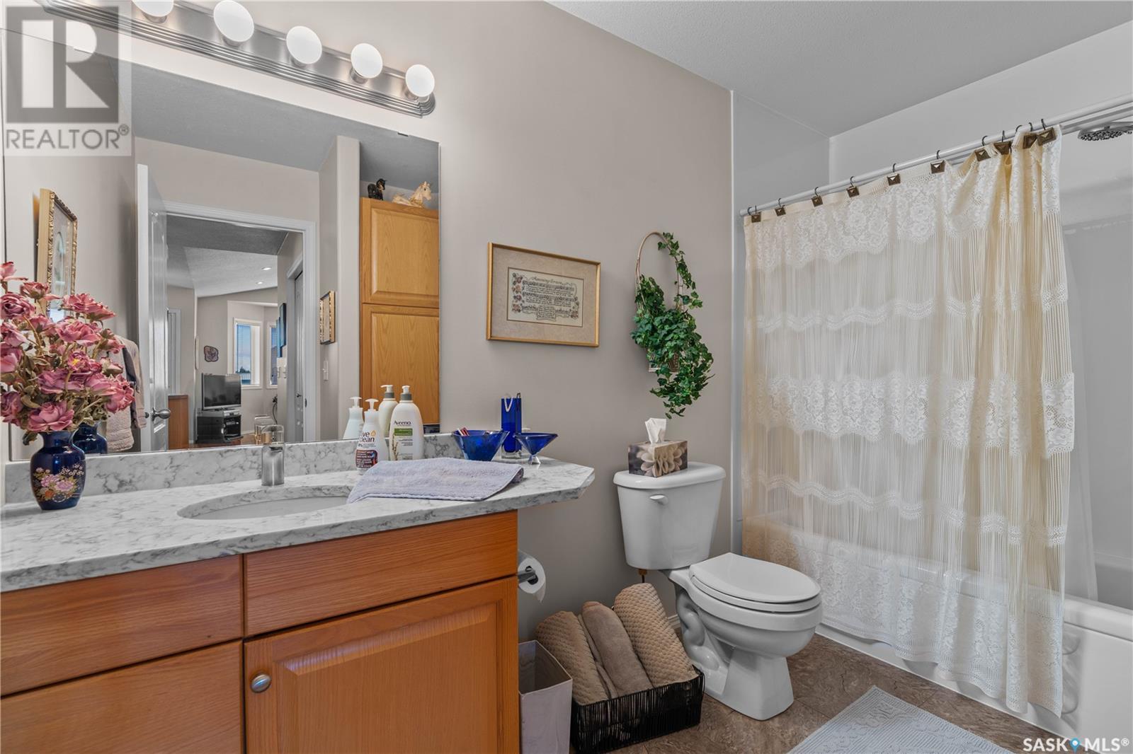 Single Family House Low rise for Sale in  Buckingham DRIVE E Regina 