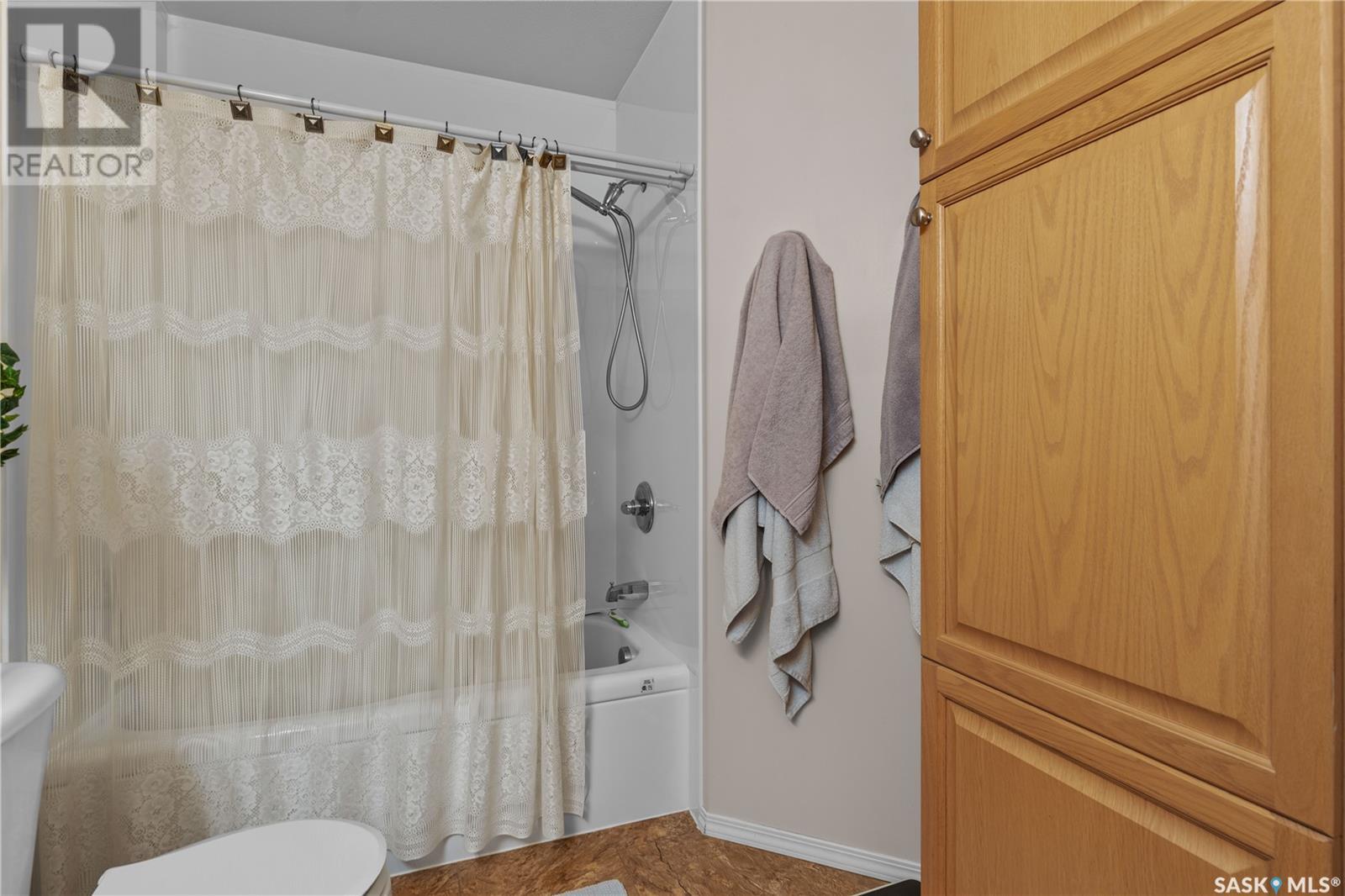 Single Family House Low rise for Sale in  Buckingham DRIVE E Regina 