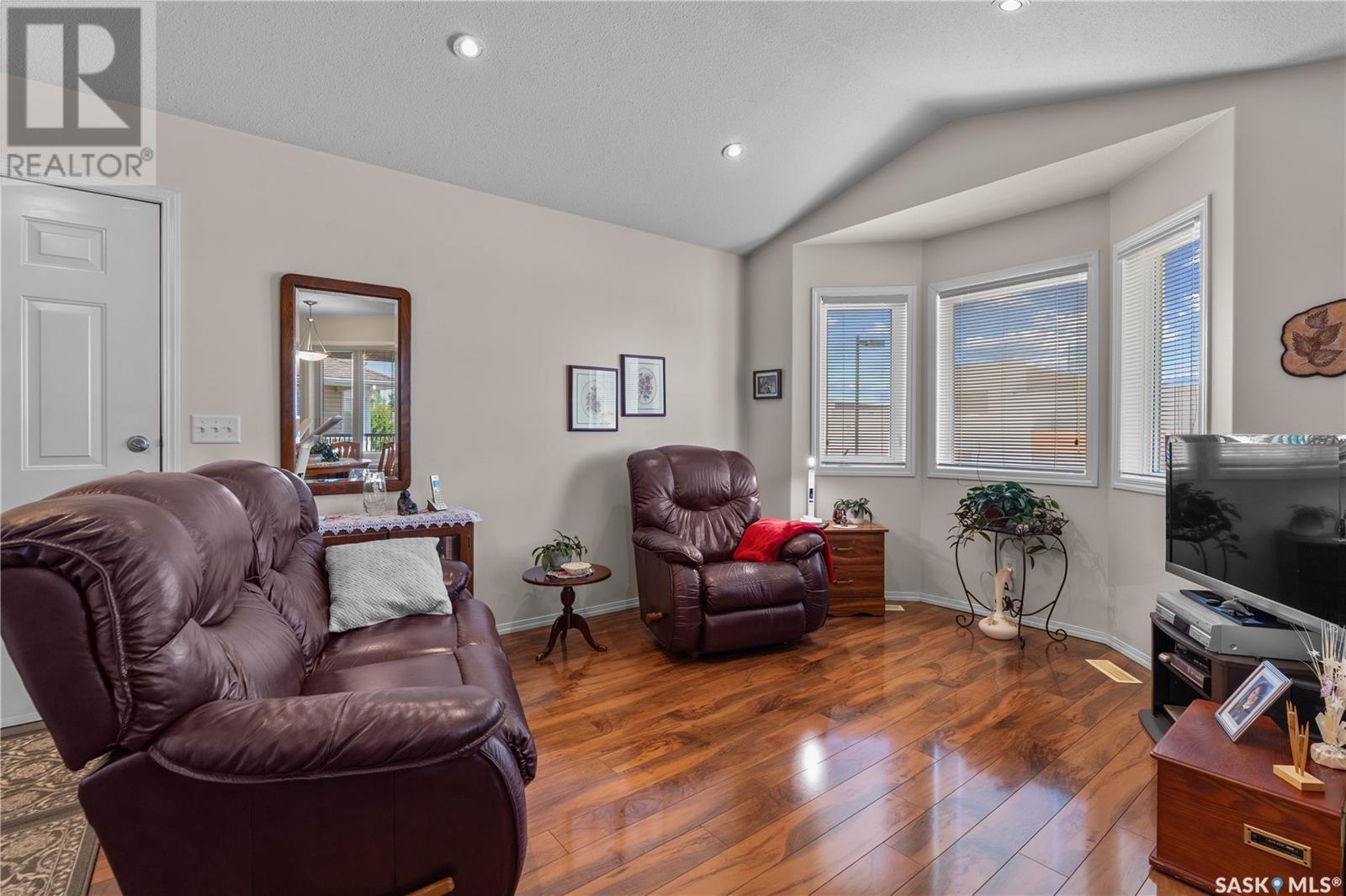 Single Family House Low rise for Sale in  Buckingham DRIVE E Regina 