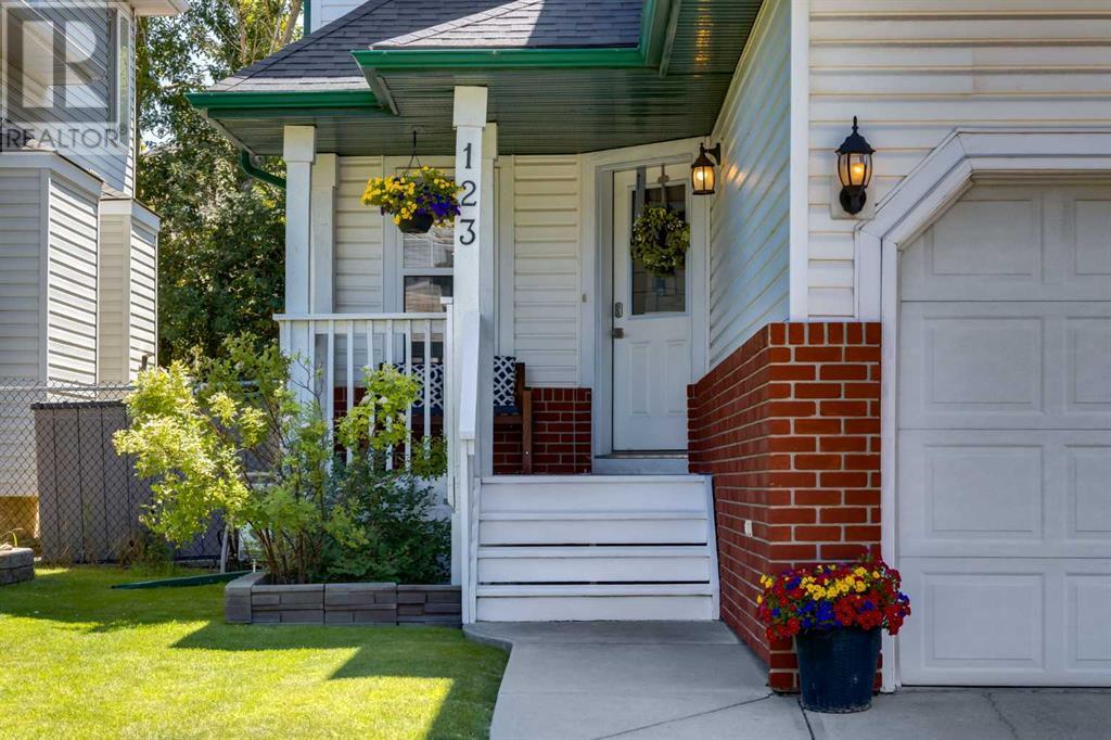 Single Family House for Sale in  Douglas Ridge Green SE Douglasdale/Glen Calgary 