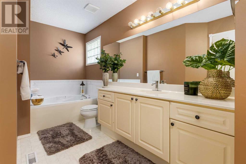 Single Family House for Sale in  Douglas Ridge Green SE Douglasdale/Glen Calgary 