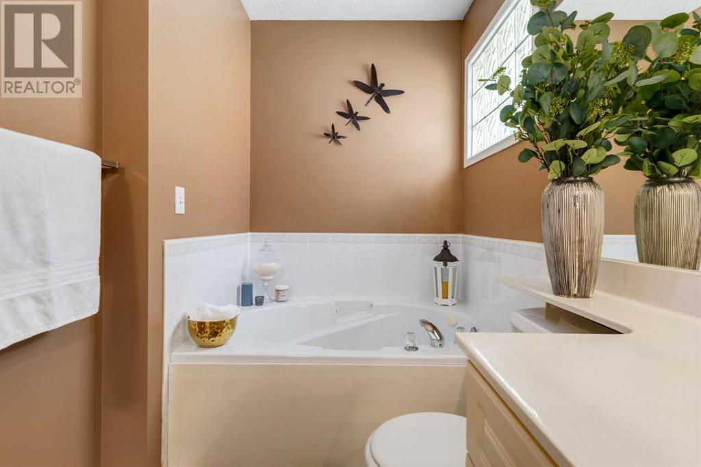 Single Family House for Sale in  Douglas Ridge Green SE Douglasdale/Glen Calgary 