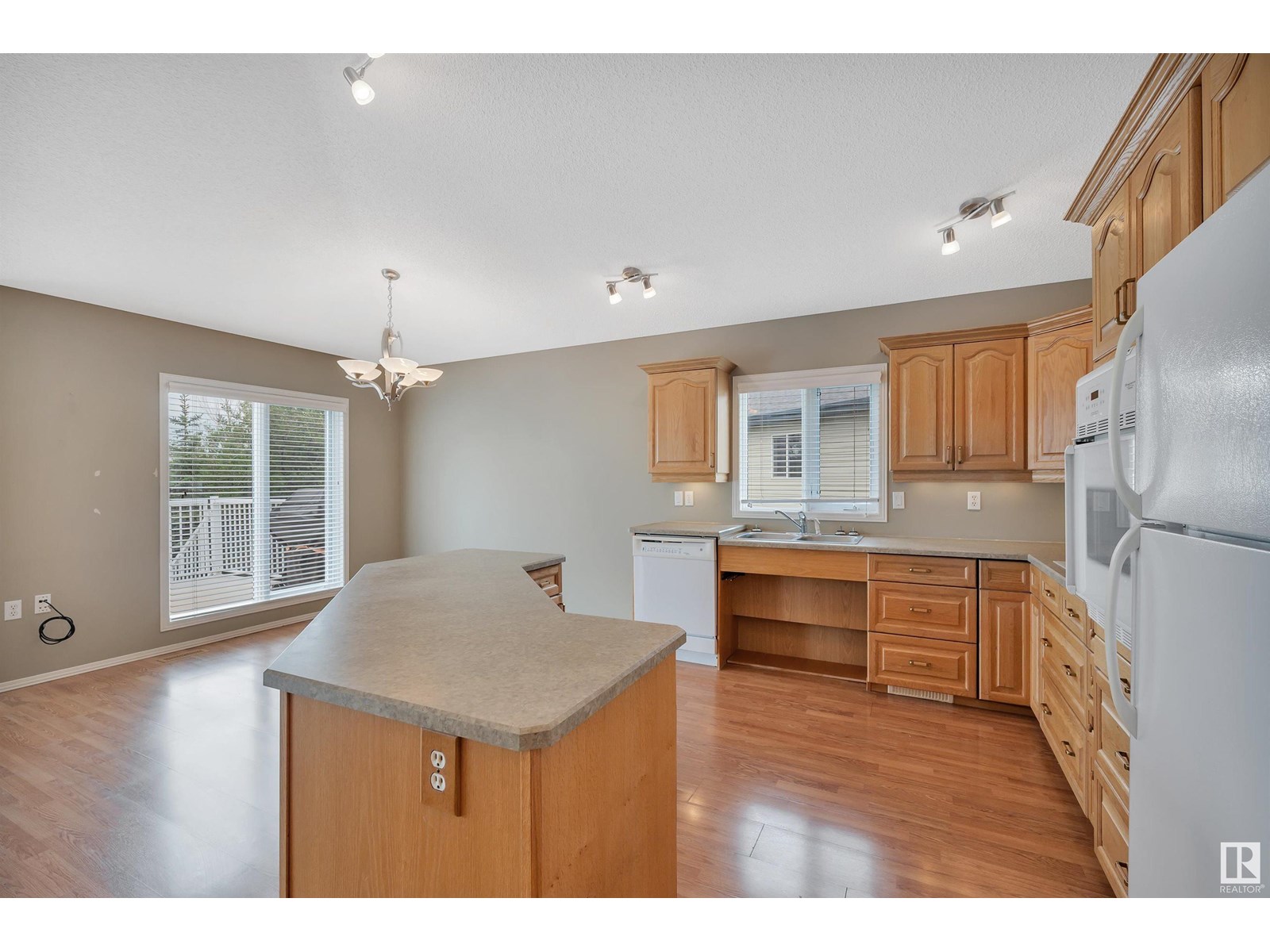 Photo 4 of 4927 152 Av Nw, Edmonton AB